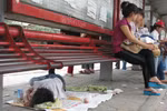 Chạnh lòng trước hình ảnh một em bé phải nằm ngủ ngoài đường
