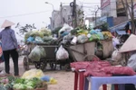 Hà Nội: Người dân vật lộn với "cuộc chiến" rác thải