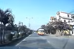 Video: Xe bus "nghênh ngang" đi ngược chiều