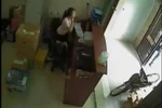 Video: Bị kẻ cắp cuỗm mất xe máy ngay trước mặt mà không hề hay biết