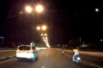 Video: Quái xế nằm trên yên đua xe máy ở xa lộ Hà Nội