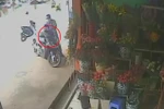 Video: Chàng trai dừng mua hoa bị mất Air Blade
