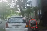 Video: Bất ngờ mở cửa xe taxi hất xe máy ngã văng ra đường