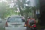 Video: Bất ngờ mở cửa xe taxi hất xe máy ngã văng ra đường