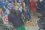 'Nữ quái' vờ soi gương chải tóc trộm ví tiền, iPhone