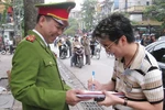 Choáng: Đàm Vĩnh Hưng bị công an 'phạt trên vỉa hè'