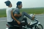 Những vụ lái xe bằng chân chướng tai gai mắt nhất