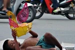 Bức ảnh em bé 'thèm' Trung Thu lay động lòng trắc ẩn