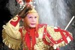 Chuyện lạ: Cha chăm bẵm, bê nước cho Tôn Ngộ Không rửa chân