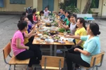 Cô Phan Tuyết khoe bữa tiệc tất niên trên sân trường