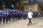 Thầy Thiên Ấn phấn khởi vì học sinh thi tốt, nhiều điểm 10
