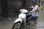 Tổ 44 Yên Hòa ngập trong nước, người dân khốn khổ gấp rút sơ tán đồ đạc