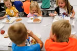 Các bạn nhỏ ở Mỹ ăn trưa tại trường ra sao?