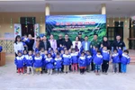 Lãnh sự Đỗ Thị Kim Liên mang niềm vui đến với nhiều trẻ em ở Mường Nhé