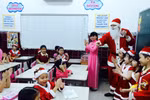 Phụ huynh đừng đưa ông già Noel đến trường tặng quà
