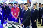 Thủ tướng tham quan triển lãm tại diễn đàn công nghệ 