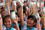 Vinamilk và 76.500 ly sữa nhân ái tới trẻ em tỉnh Vĩnh Long
