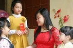 Dạy con cách nhận tiền lì xì sao cho đẹp