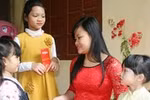 Dạy con cách nhận tiền lì xì sao cho đẹp