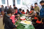 Trường Lũng Thầu gói bánh Chưng, cho học trò trải nghiệm
