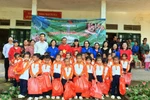 Thầy cô Trường tiểu học Lĩnh Nam tặng 80 suất quà cho học sinh ở địa đầu Tổ quốc