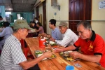 Quán cơm 5 nghìn đồng chia sẻ cùng các bệnh nhân nghèo