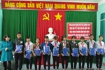 Công đoàn giáo dục Quảng Ngãi trao quà tết cho học sinh có hoàn cảnh khó khăn
