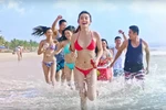 Huyền My diện bikini đỏ rực “đốt cháy” bãi biển Mũi Né 