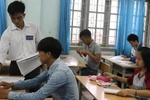 Giám thị, thầy cô tự làm biểu mẫu trong kỳ thi trung học phổ thông quốc gia