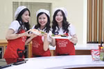 Ajinomoto Cooking Studio chỉ dẫn thí sinh Đại sứ thiện chí Hoa Anh Đào làm sushi