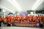 Biển người rợp cờ đỏ sao vàng sang Indonesia cổ vũ Đội tuyển Olympic Việt Nam