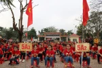 Ảnh: Thầy và trò Trường tiểu học thị trấn Hương Khê cổ vũ cho U23 Việt Nam