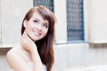 Á khôi CĐ Tài Chính Hải Quan vai trần gợi cảm