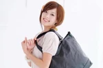 5 thói quen dùng túi xách có hại cho sức khoẻ
