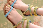 Chân thon 'ôm lấy' sandal càng xinh