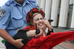 Phong trào FEMEN: Khi phụ nữ dùng "vũ khí trời cho" để biểu tình (P1)