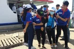 Nhiều em phải nhờ bạn dìu mới lên được bờ (Ảnh tác giả)