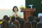 Bộ khoán tập huấn cho các nhà xuất bản, giáo viên như cưỡi ngựa xem hoa