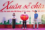 Trao vé xe cho sinh viên miền Trung gặp khó khăn về quê đón Tết