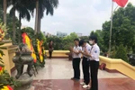 3 Đảng viên học sinh THPT chuyên Ams dâng hương tưởng niệm anh hùng liệt sĩ