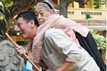 Hai ảnh mâu thuẫn về tình người khiến dân mạng rớt nước mắt