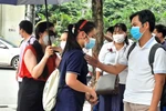 HS thi vào lớp 10 Chuyên KHTN, thầy chủ nhiệm có mặt để động viên các em