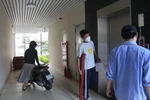 Thí sinh chống nạng được bảo vệ hỗ trợ đưa lên phòng thi