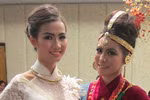 Phan Thị Mơ và thí sinh Miss Earth diễn trang phục dân tộc