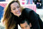 Angelina đưa Maddox đi qua bãi mìn ở Campuchia