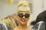 Tokyo giá rét, Lady Gaga vẫn khoét sâu cổ áo
