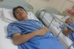 Sửa mái nhà bị sập, tính mạng thầy giáo trẻ “ngàn cân treo sợi tóc”!