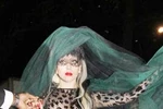 Lady Gaga tặng... bỉm cho lái xe riêng