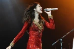 "Nóng bừng" vì Selena Gomez mặc... thiếu vải