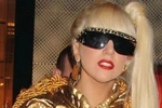 Lady Gaga dùng áo khoác làm váy